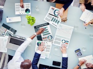 grupo de profissionais avaliando gastos ambientais de empresas
